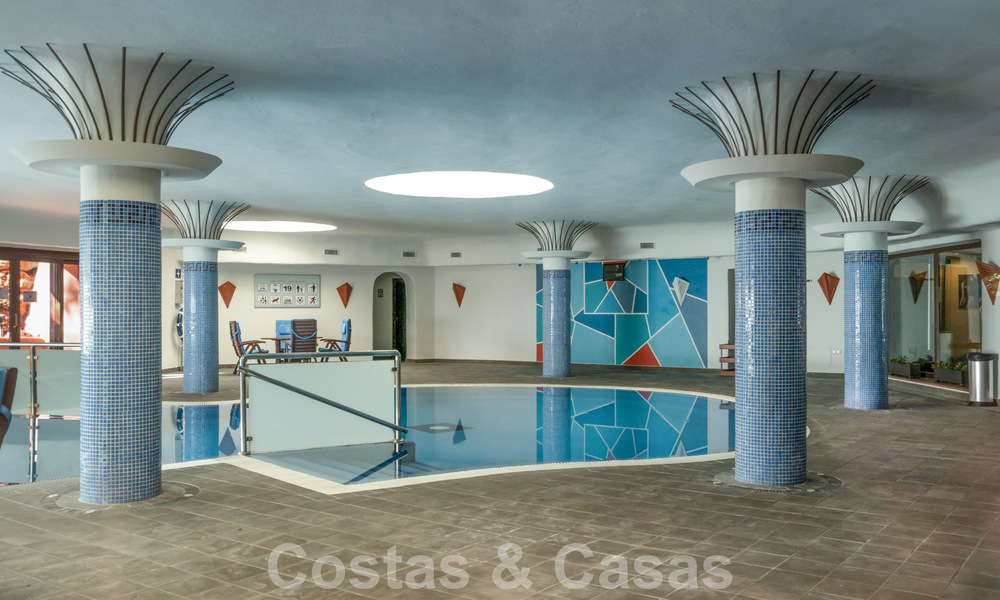 Moderno apartamento reformado con jardín en venta en un exclusivo complejo en primera línea de playa en la Nueva Milla de Oro entre Marbella y Estepona 62612