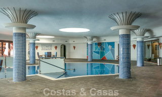 Moderno apartamento reformado con jardín en venta en un exclusivo complejo en primera línea de playa en la Nueva Milla de Oro entre Marbella y Estepona 62612 