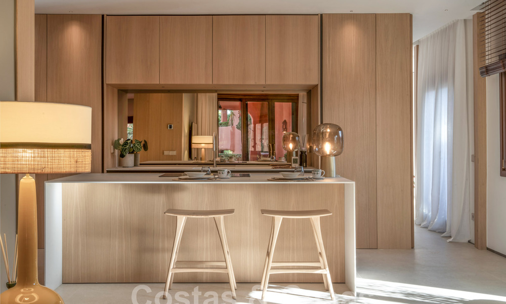 Moderno apartamento reformado con jardín en venta en un exclusivo complejo en primera línea de playa en la Nueva Milla de Oro entre Marbella y Estepona 62615