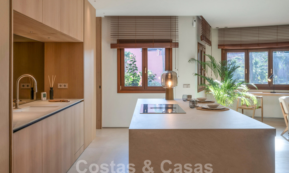 Moderno apartamento reformado con jardín en venta en un exclusivo complejo en primera línea de playa en la Nueva Milla de Oro entre Marbella y Estepona 62616