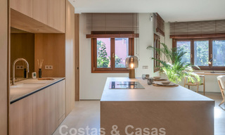 Moderno apartamento reformado con jardín en venta en un exclusivo complejo en primera línea de playa en la Nueva Milla de Oro entre Marbella y Estepona 62616 