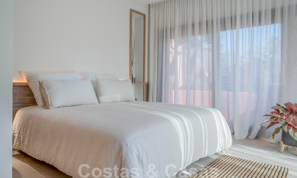 Moderno apartamento reformado con jardín en venta en un exclusivo complejo en primera línea de playa en la Nueva Milla de Oro entre Marbella y Estepona 62617