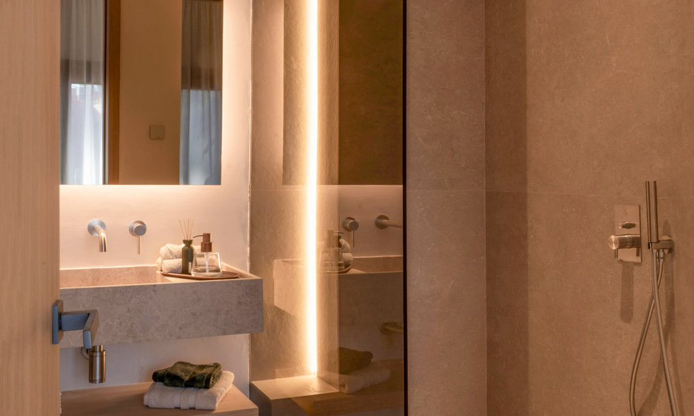 Moderno apartamento reformado con jardín en venta en un exclusivo complejo en primera línea de playa en la Nueva Milla de Oro entre Marbella y Estepona 62619