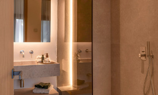 Moderno apartamento reformado con jardín en venta en un exclusivo complejo en primera línea de playa en la Nueva Milla de Oro entre Marbella y Estepona 62619 