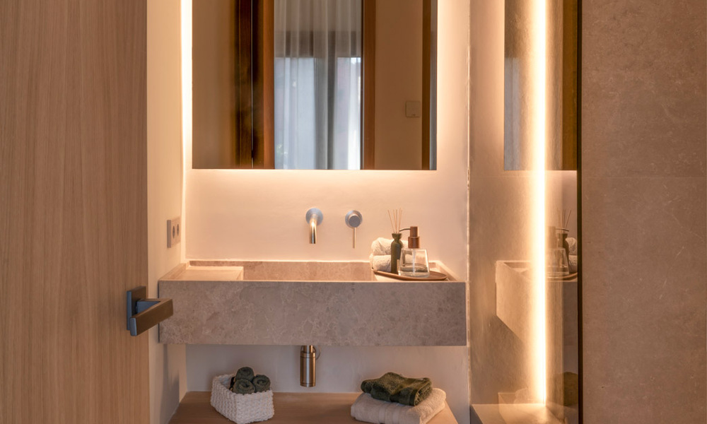 Moderno apartamento reformado con jardín en venta en un exclusivo complejo en primera línea de playa en la Nueva Milla de Oro entre Marbella y Estepona 62620