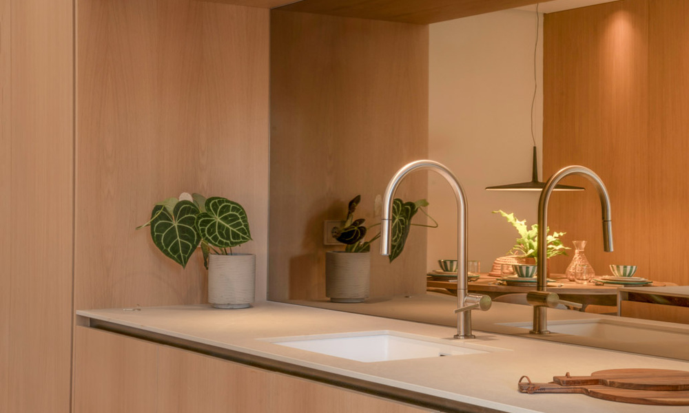 Moderno apartamento reformado con jardín en venta en un exclusivo complejo en primera línea de playa en la Nueva Milla de Oro entre Marbella y Estepona 62621