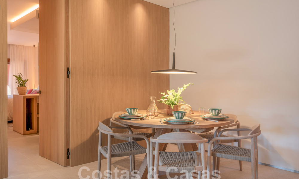 Moderno apartamento reformado con jardín en venta en un exclusivo complejo en primera línea de playa en la Nueva Milla de Oro entre Marbella y Estepona 62622