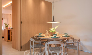 Moderno apartamento reformado con jardín en venta en un exclusivo complejo en primera línea de playa en la Nueva Milla de Oro entre Marbella y Estepona 62622 