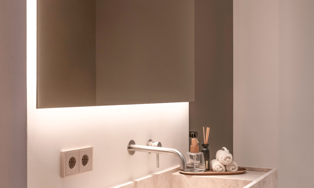 Moderno apartamento reformado con jardín en venta en un exclusivo complejo en primera línea de playa en la Nueva Milla de Oro entre Marbella y Estepona 62624