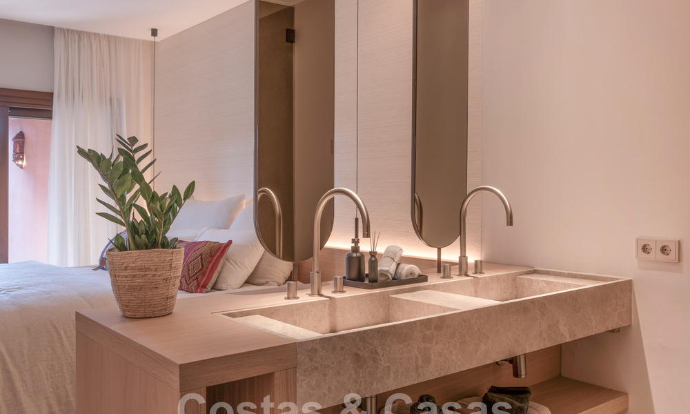 Moderno apartamento reformado con jardín en venta en un exclusivo complejo en primera línea de playa en la Nueva Milla de Oro entre Marbella y Estepona 62626