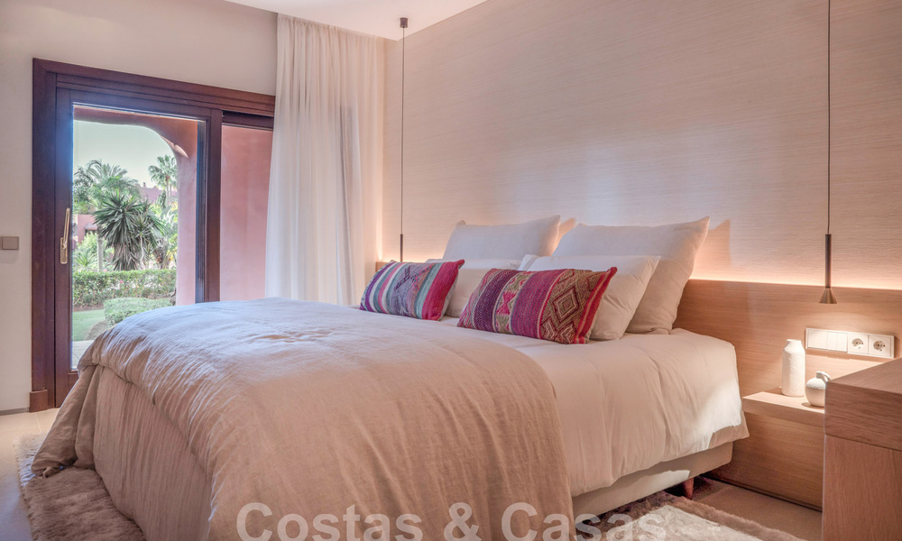 Moderno apartamento reformado con jardín en venta en un exclusivo complejo en primera línea de playa en la Nueva Milla de Oro entre Marbella y Estepona 62627