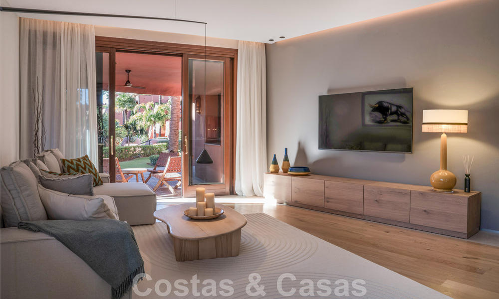 Moderno apartamento reformado con jardín en venta en un exclusivo complejo en primera línea de playa en la Nueva Milla de Oro entre Marbella y Estepona 62628