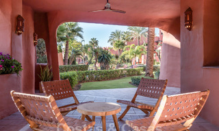 Moderno apartamento reformado con jardín en venta en un exclusivo complejo en primera línea de playa en la Nueva Milla de Oro entre Marbella y Estepona 62629 