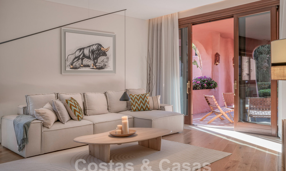 Moderno apartamento reformado con jardín en venta en un exclusivo complejo en primera línea de playa en la Nueva Milla de Oro entre Marbella y Estepona 62630