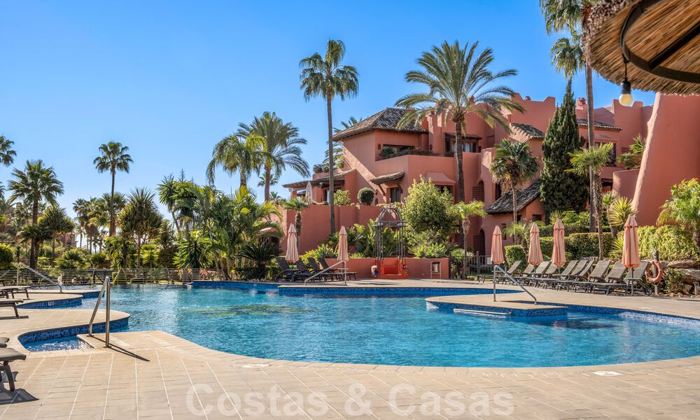 Moderno apartamento reformado con jardín en venta en un exclusivo complejo en primera línea de playa en la Nueva Milla de Oro entre Marbella y Estepona 62631