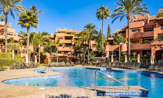 Moderno apartamento reformado con jardín en venta en un exclusivo complejo en primera línea de playa en la Nueva Milla de Oro entre Marbella y Estepona 62632 