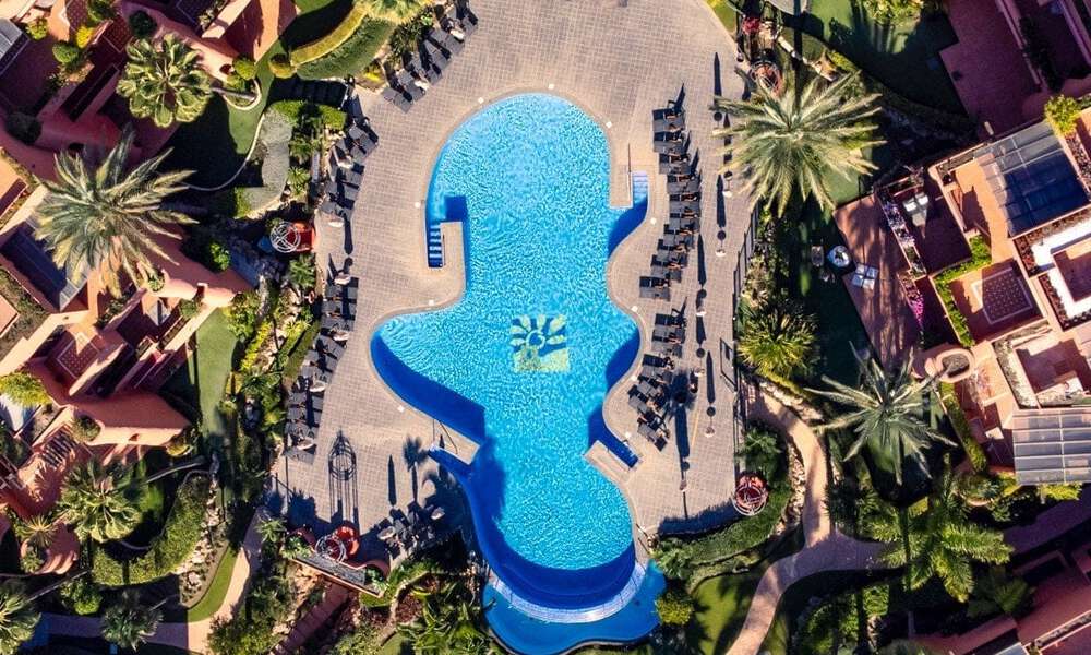 Moderno apartamento reformado con jardín en venta en un exclusivo complejo en primera línea de playa en la Nueva Milla de Oro entre Marbella y Estepona 62635