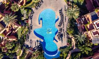 Moderno apartamento reformado con jardín en venta en un exclusivo complejo en primera línea de playa en la Nueva Milla de Oro entre Marbella y Estepona 62635 