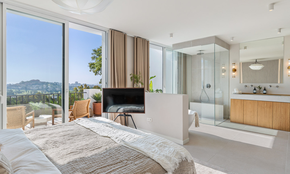 Casa adosada reformada con estilo en venta, junto al campo de golf de La Quinta en Benahavis - Marbella 62794