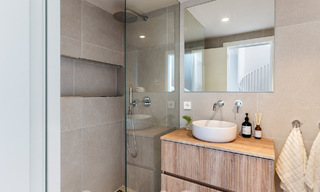 Casa adosada reformada con estilo en venta, junto al campo de golf de La Quinta en Benahavis - Marbella 62804 