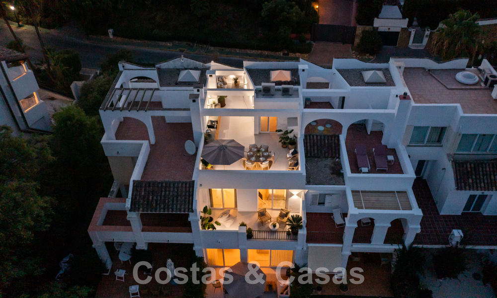 Casa adosada reformada con estilo en venta, junto al campo de golf de La Quinta en Benahavis - Marbella 62829