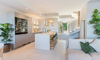 Casa adosada reformada con estilo en venta, junto al campo de golf de La Quinta en Benahavis - Marbella 62834 