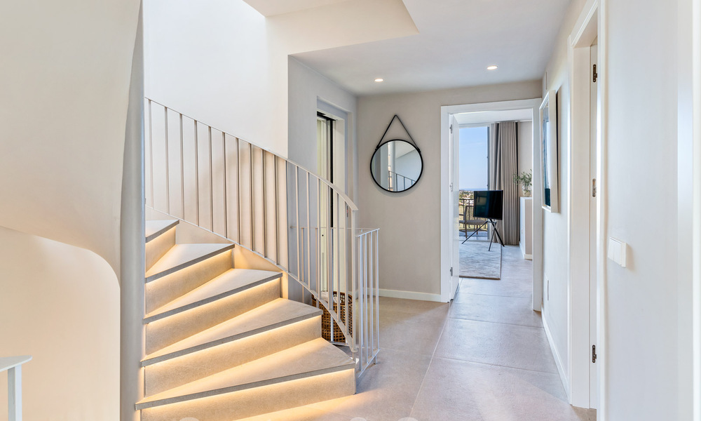 Casa adosada reformada con estilo en venta, junto al campo de golf de La Quinta en Benahavis - Marbella 62836