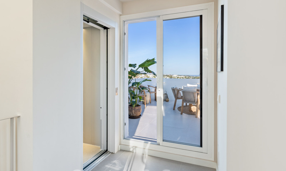 Casa adosada reformada con estilo en venta, junto al campo de golf de La Quinta en Benahavis - Marbella 62837