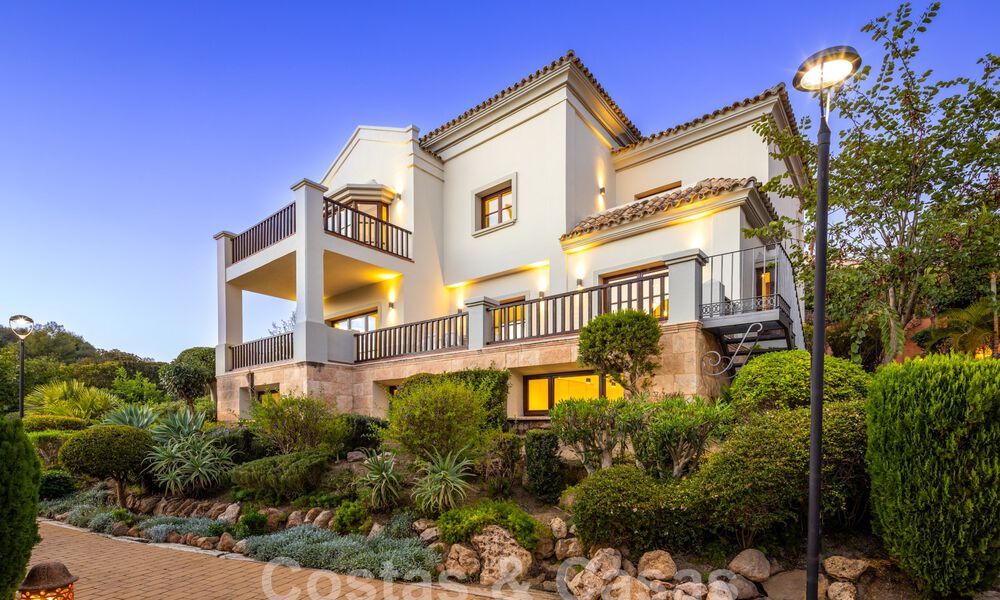 Lujosa adosada mediterránea reformada en venta en una exclusiva zona residencial cerrada en la Milla de Oro de Marbella 62725