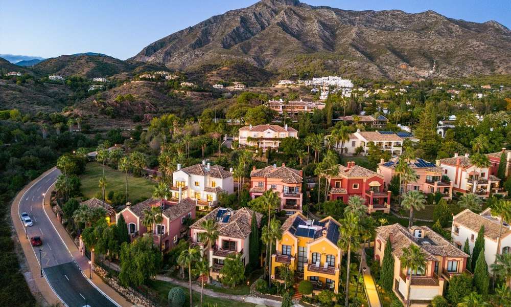 Lujosa adosada mediterránea reformada en venta en una exclusiva zona residencial cerrada en la Milla de Oro de Marbella 62728