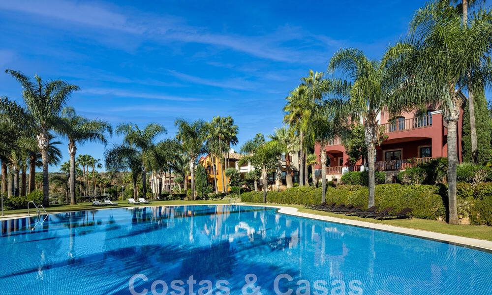 Lujosa adosada mediterránea reformada en venta en una exclusiva zona residencial cerrada en la Milla de Oro de Marbella 62729