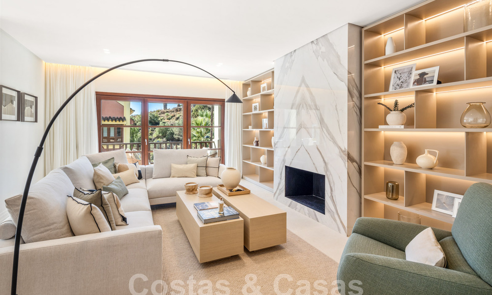 Lujosa adosada mediterránea reformada en venta en una exclusiva zona residencial cerrada en la Milla de Oro de Marbella 62733