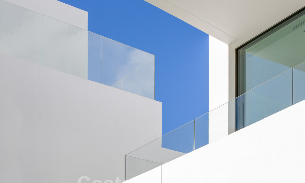 Villas de lujo listas para entrar a vivir en un nuevo e innovador complejo que consta de 12 sofisticadas villas con vistas al mar, en la Milla de Oro de Marbella 62660