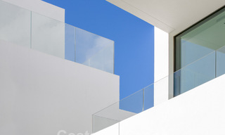 Villas de lujo listas para entrar a vivir en un nuevo e innovador complejo que consta de 12 sofisticadas villas con vistas al mar, en la Milla de Oro de Marbella 62660 