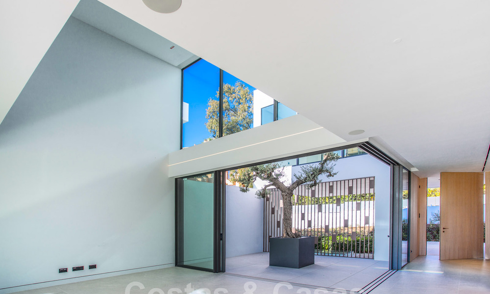 Villas de lujo listas para entrar a vivir en un nuevo e innovador complejo que consta de 12 sofisticadas villas con vistas al mar, en la Milla de Oro de Marbella 62666