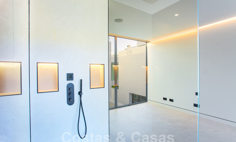 Villas de lujo listas para entrar a vivir en un nuevo e innovador complejo que consta de 12 sofisticadas villas con vistas al mar, en la Milla de Oro de Marbella 62692