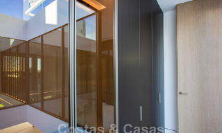 Villas de lujo listas para entrar a vivir en un nuevo e innovador complejo que consta de 12 sofisticadas villas con vistas al mar, en la Milla de Oro de Marbella 62693 