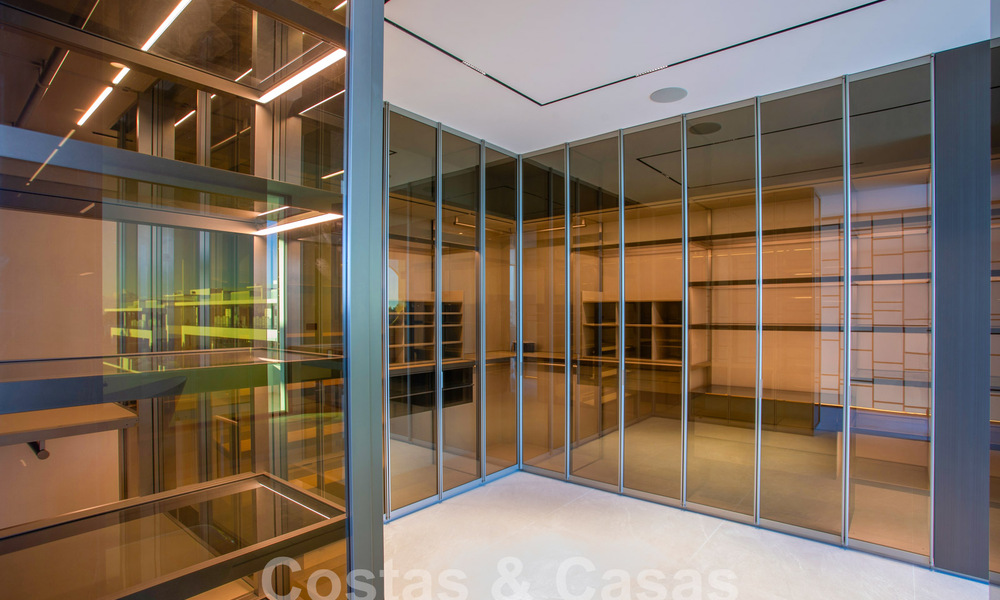 Villas de lujo listas para entrar a vivir en un nuevo e innovador complejo que consta de 12 sofisticadas villas con vistas al mar, en la Milla de Oro de Marbella 62697