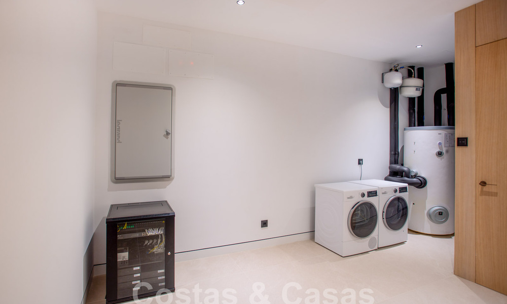 Villas de lujo listas para entrar a vivir en un nuevo e innovador complejo que consta de 12 sofisticadas villas con vistas al mar, en la Milla de Oro de Marbella 62702