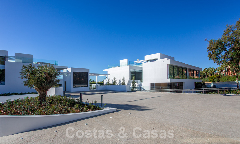 Reventa! Villas de lujo listas para entrar a vivir en un nuevo e innovador complejo que consta de 12 sofisticadas villas con vistas al mar, en la Milla de Oro de Marbella 62706