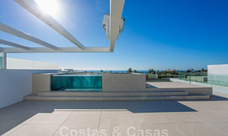 Villas de lujo listas para entrar a vivir en un nuevo e innovador complejo que consta de 12 sofisticadas villas con vistas al mar, en la Milla de Oro de Marbella 62710 