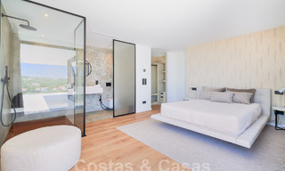 Villa de diseño con arquitectura vanguardista en venta situada en una zona verde de Sotogrande, Costa del Sol 62877 