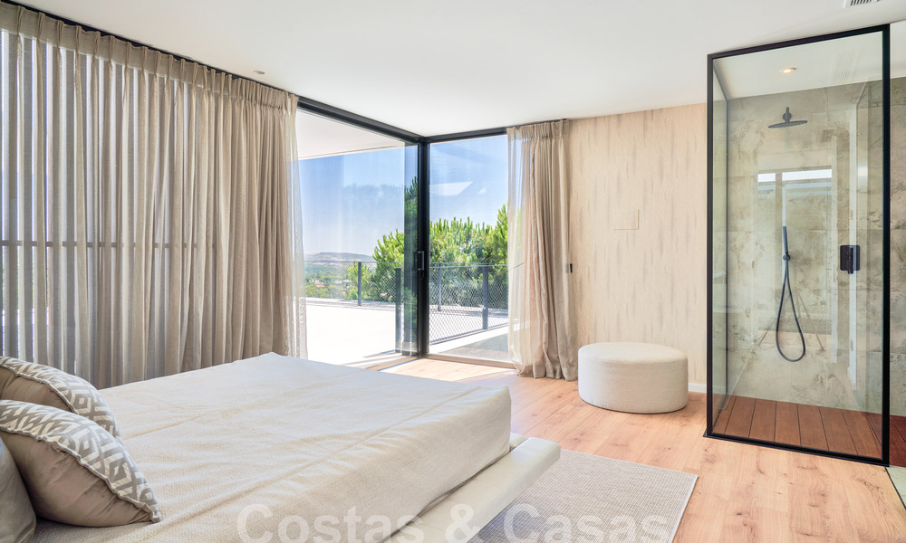 Villa de diseño con arquitectura vanguardista en venta situada en una zona verde de Sotogrande, Costa del Sol 62879