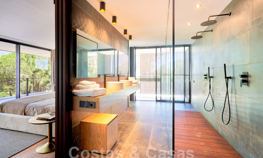 Villa de diseño con arquitectura vanguardista en venta situada en una zona verde de Sotogrande, Costa del Sol 62883