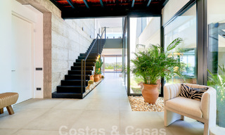 Villa de diseño con arquitectura vanguardista en venta situada en una zona verde de Sotogrande, Costa del Sol 62890 