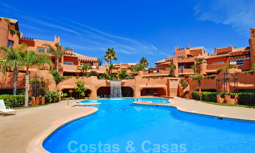 Amplio ático de lujo en venta con 4 dormitorios y vistas al mar en un complejo de playa en Marbella Este 62895