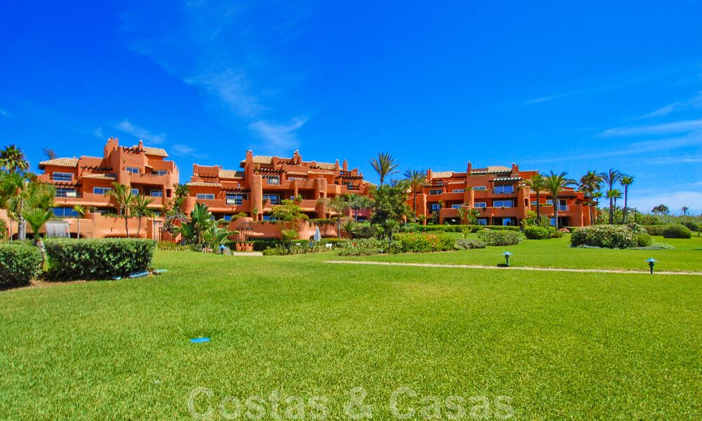 Amplio ático de lujo en venta con 4 dormitorios y vistas al mar en un complejo de playa en Marbella Este 62896