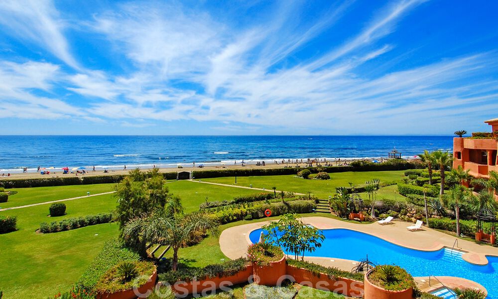 Amplio ático de lujo en venta con 4 dormitorios y vistas al mar en un complejo de playa en Marbella Este 62897