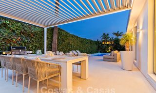 Moderna villa de lujo en venta con arquitectura mediterránea contemporánea situada en el valle del golf de Nueva Andalucía, Marbella 62990 