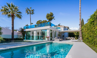 Moderna villa de lujo en venta con arquitectura mediterránea contemporánea situada en el valle del golf de Nueva Andalucía, Marbella 62999 